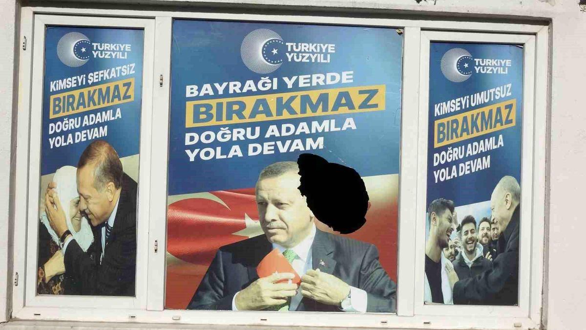 Çanakkale'de AK Parti Seçim İrtibat Ofisine Taşlı Saldırı