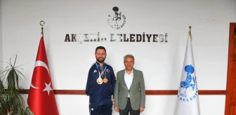 Dünya Para Tekvando Şampiyonası'nda bronz madalya kazanan milli sporcu Mehmet Sami Saraç, Akşehir Belediye Başkanı Salih Akkaya'yı ziyaret etti