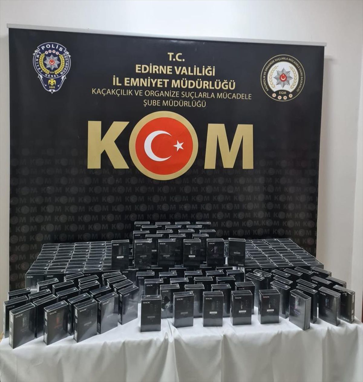 Edirne'de Kamyonetin İçinde 200 Elektronik Sigara Kitine El Konuldu