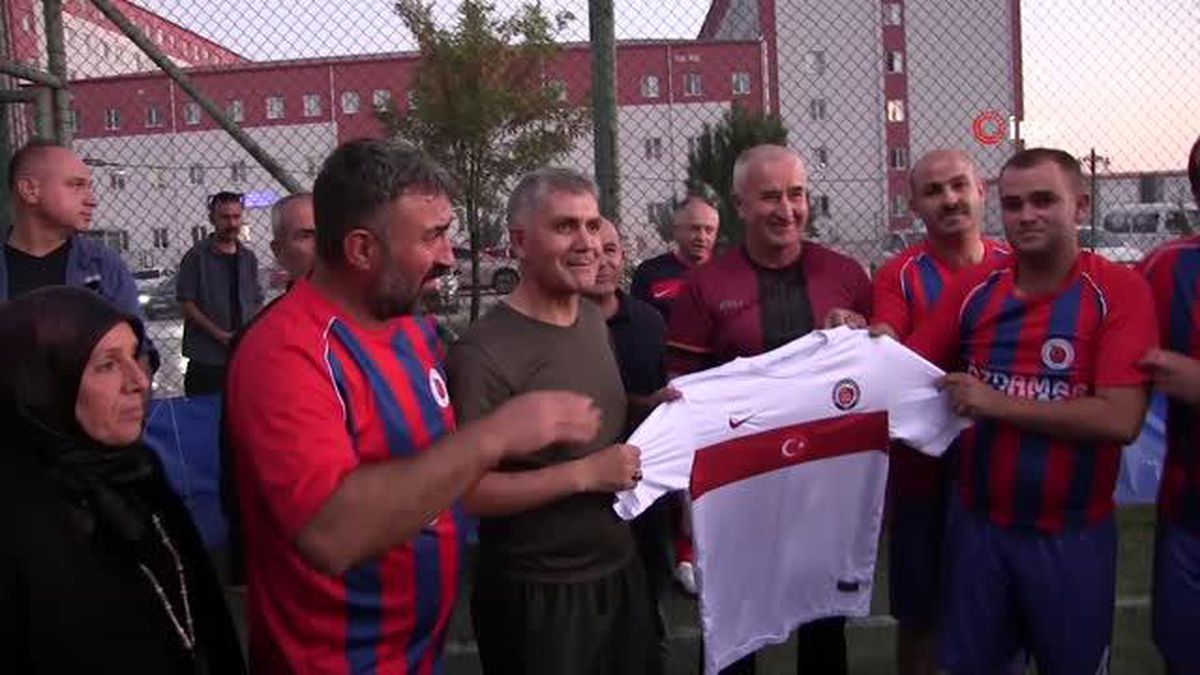 En özel maç: Niğde protokolü işitme engelliler ile dostluk maçına çıktı