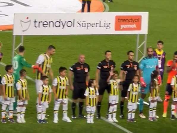 Görüntü ortaya çıktı! Hakem Zorbay Küçük'ten eliyle 6 işareti yapan minik Fenerbahçeliye olay hareket Görüntü ortaya çıktı! Hakem Zorbay Küçük'ten eliyle 6 işareti yapan minik Fenerbahçeliye olay hareket