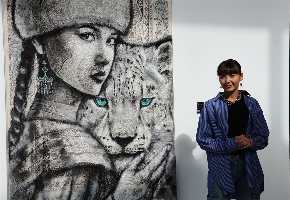 Kazak Ressam Halıya Çizdiği Resimlerle Sosyal Medyada Beğeni Topluyor