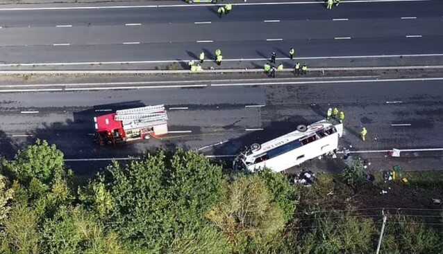 İngiltere'de okul otobüsü bir araçla çarpıştıktan sonra devrildi: 50 öğrenci yaralandı