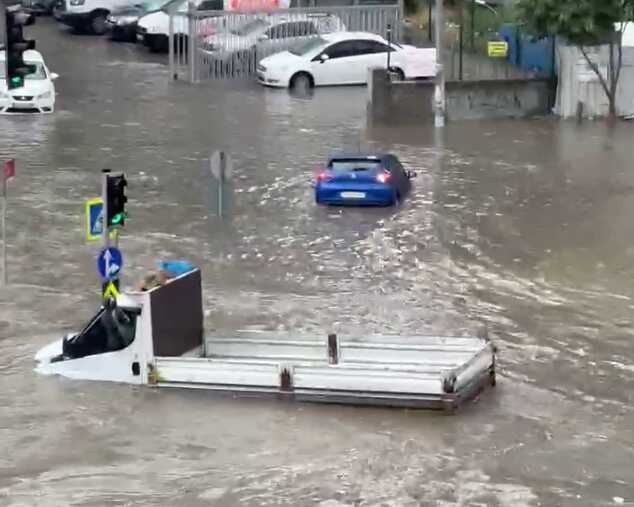 İstanbul Valiliği'nden 'sağanak' açıklaması: Arnavutköy'de metrekareye 218 kilo yağış düştü, kent genelinde 769 olay meydana geldi