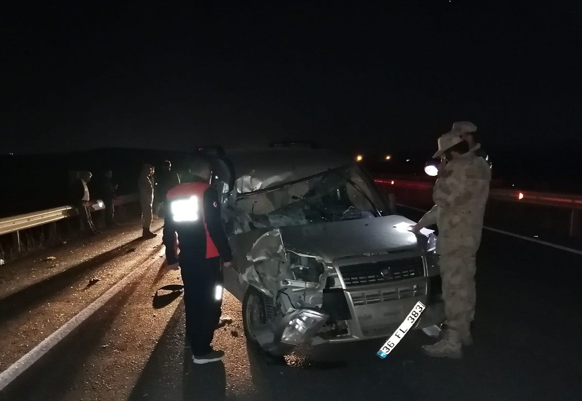 Kars'ta Otomobil Traktöre Çarptı: 2 Kişi Yaralandı