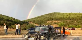 Manisa'da Kontrolden Çıkan Araç Karşı Şeride Geçerek Kaza Yaptı