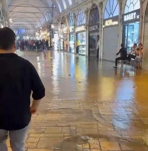 Sağanak yağışın etkisiyle Kapalıçarşı ve Tahtakale'yi su bastı! Esnaf zor anlar yaşadı