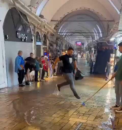 Sağanak yağışın etkisiyle Kapalıçarşı ve Tahtakale'yi su bastı! Esnaf zor anlar yaşadı