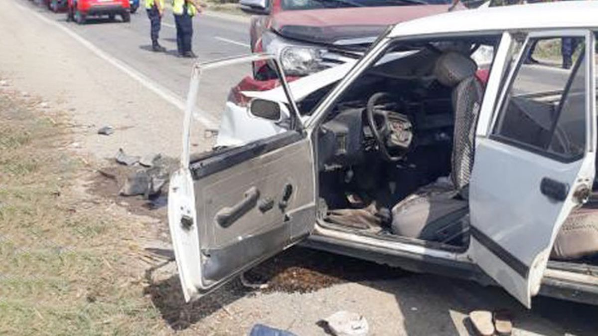Seyir halindeki otomobille pikap çarpıştı, ortalık savaş alanına döndü: 2 ölü, 3 yaralı