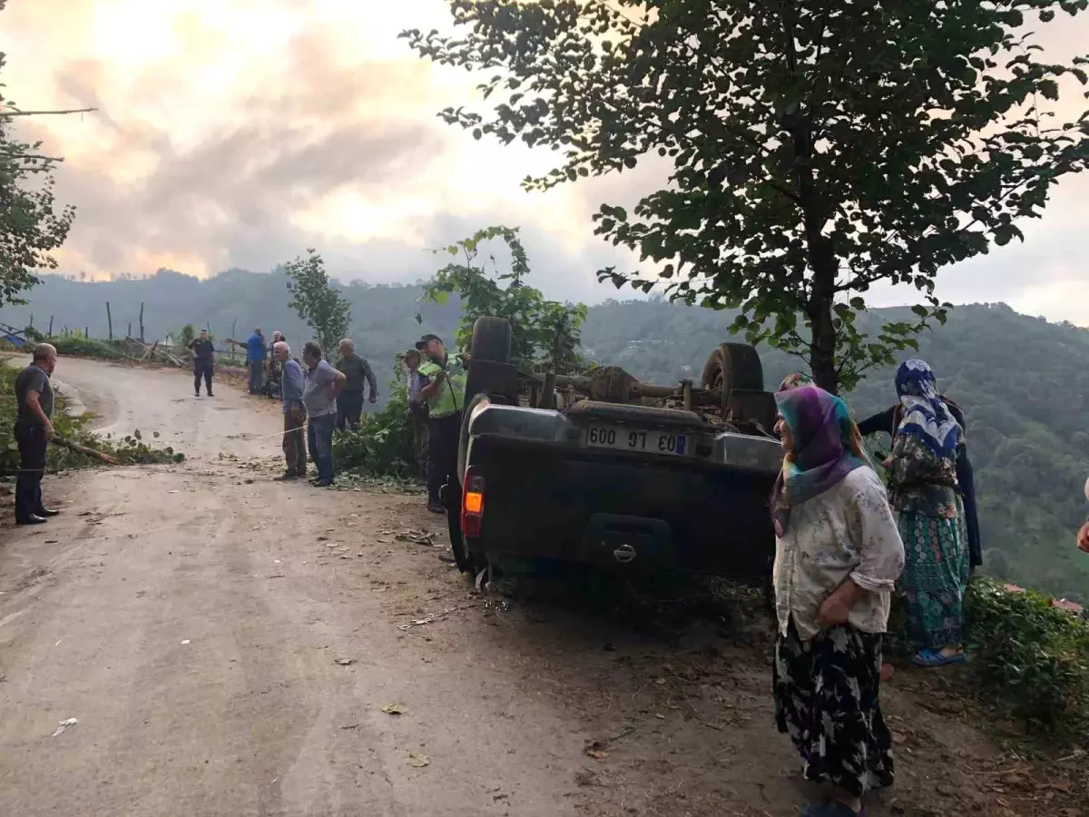 Rize'de takla atan araç uçuruma düşmekten ağaçlar sayesinde kurtuldu