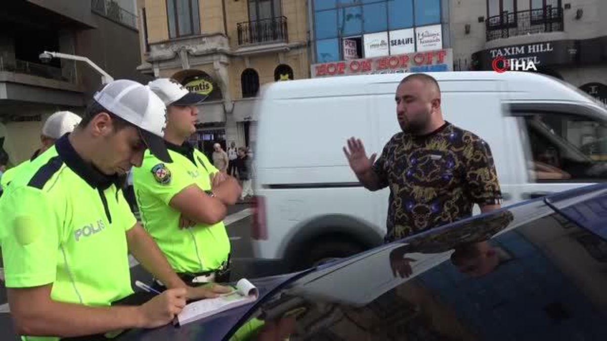 Taksim'de polis ekiplerinin denetime takılan şahısla imtihanı: 'Sadakam olsun'