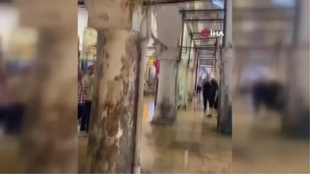 Tarihi Kapalıçarşı'yı su bastı, esnaf zor anlar yaşadı