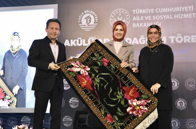 Tuzla'da 200 akülü araç, ihtiyaç sahibi engelli vatandaşlarla buluşturuldu Tuzla'da 200 akülü araç, ihtiyaç sahibi engelli vatandaşlarla buluşturuldu