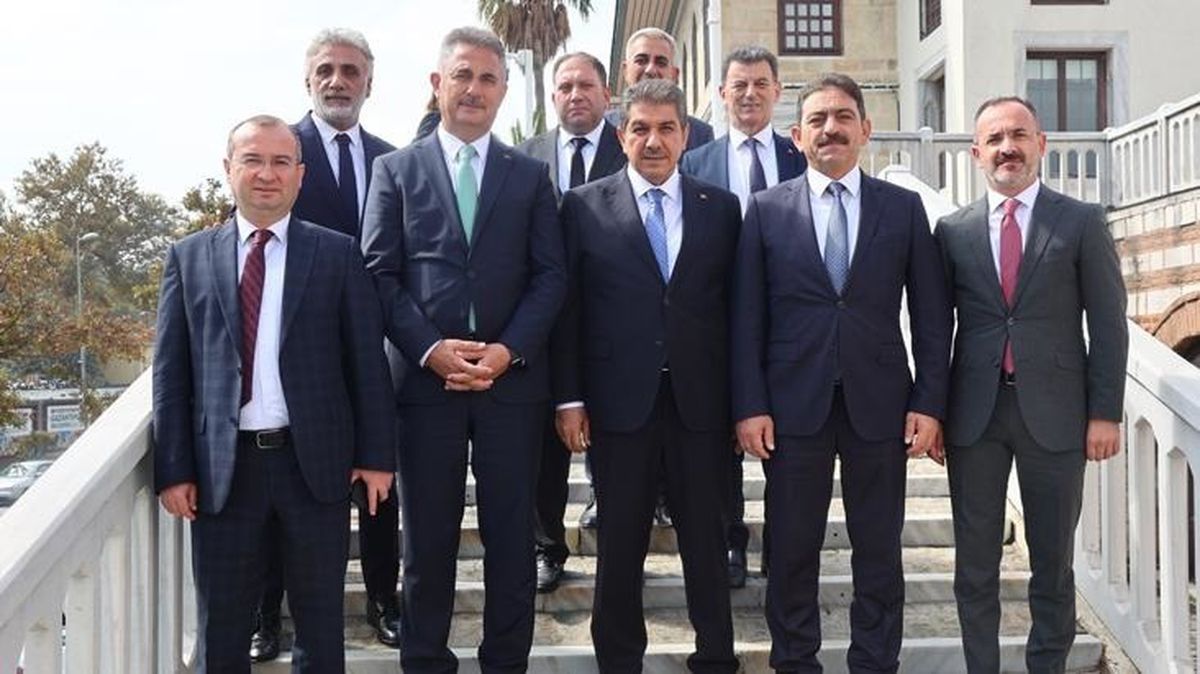 AK Parti'de 11 grup başkanvekili İstanbul'a çıkarma yaptı! Ortak açıklamada CHP'li belediyeleri topa tuttular