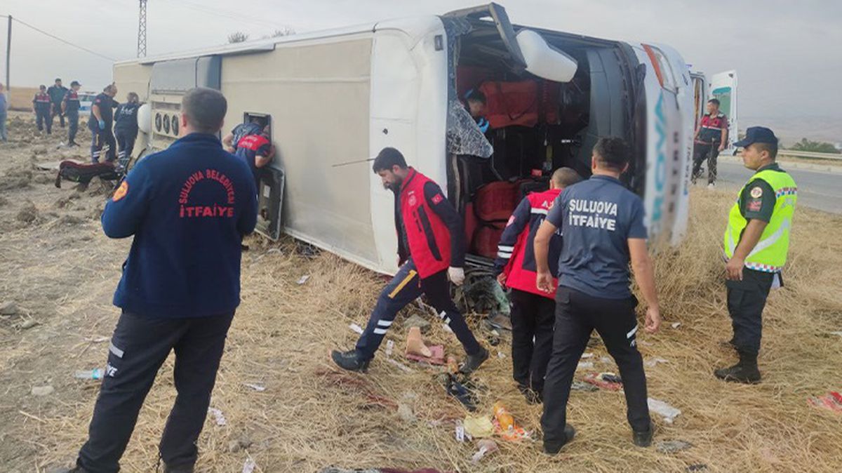 Amasya'da yolcu otobüsü devrildi: 6 ölü, 35 yaralı
