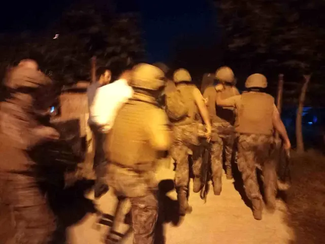 Ekipler koca şehri ablukaya aldı! Polisi bıçaklayan zanlı arayıp 'Teslim oluyorum' dedi Ekipler koca şehri ablukaya aldı! Polisi bıçaklayan zanlı arayıp 'Teslim oluyorum' dedi