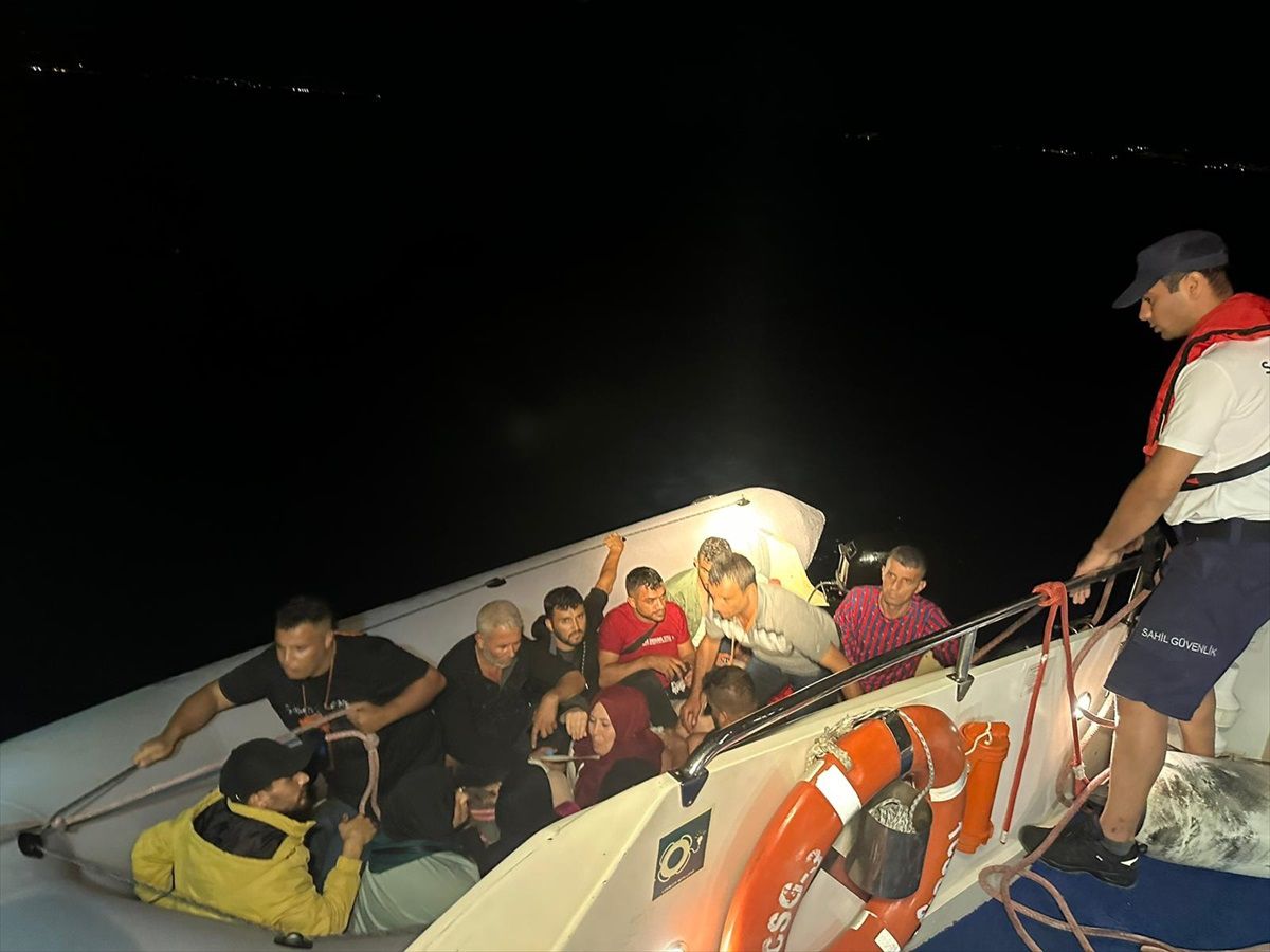 Muğla Bodrum'da 12 düzensiz göçmen yakalandı, Fethiye'de 1 kişi tıbbi tahliye edildi