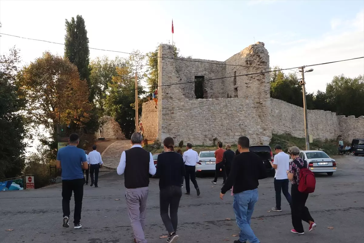Düzce'deki Ceneviz Kalesi'ni Güney Kore, Hindistan ve Almanya'dan turist kafilesi ziyaret etti