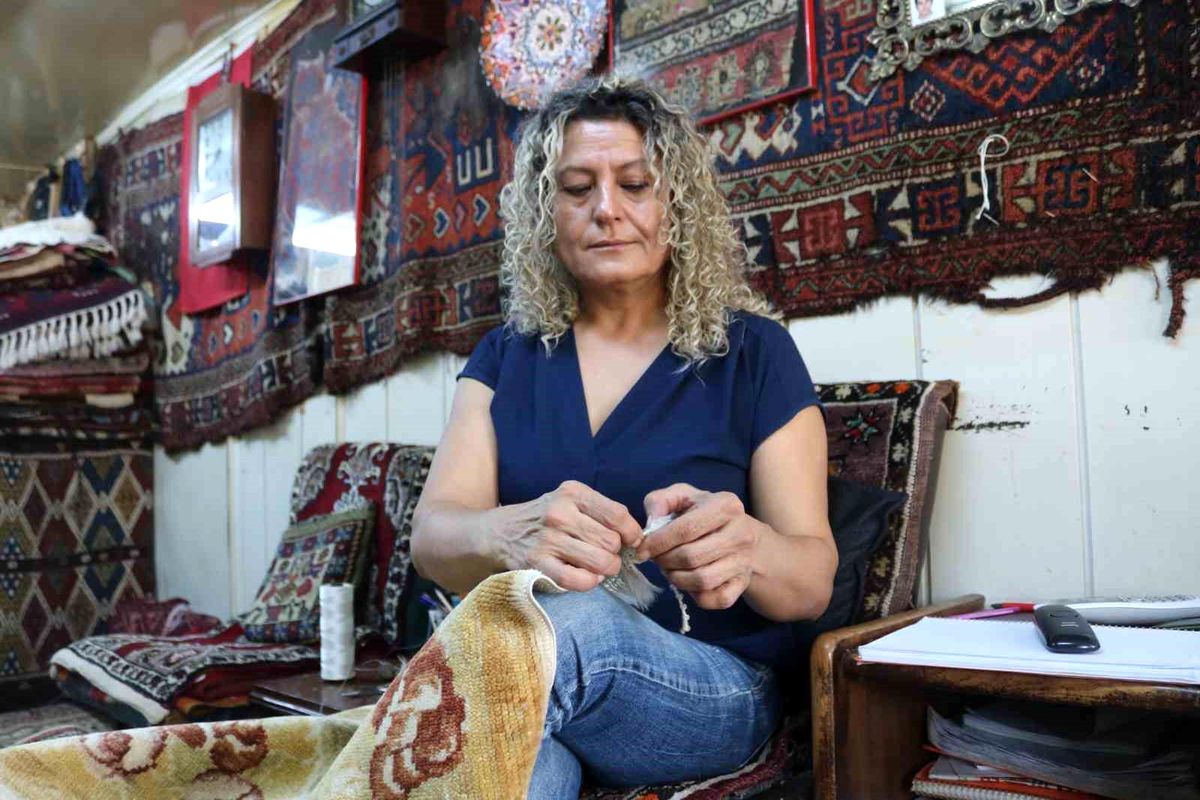 Bursa'da Halı Tamirciliği Yapan Kadın Usta