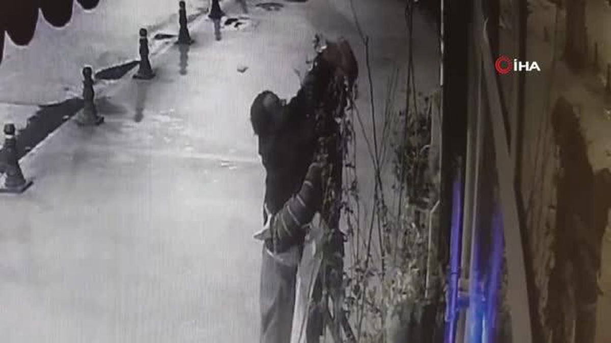 Hırsızlık Anı Güvenlik Kamerasına Yansıdı: Cansız Mankenin Kıyafetleri Çalındı