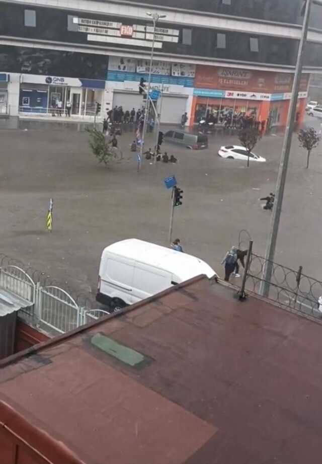 İstanbul'da araçların yüzdüğü yolda ölüme meydan okuyan öğrenciler anbean kamerada İstanbul'da araçların yüzdüğü yolda ölüme meydan okuyan öğrenciler anbean kamerada