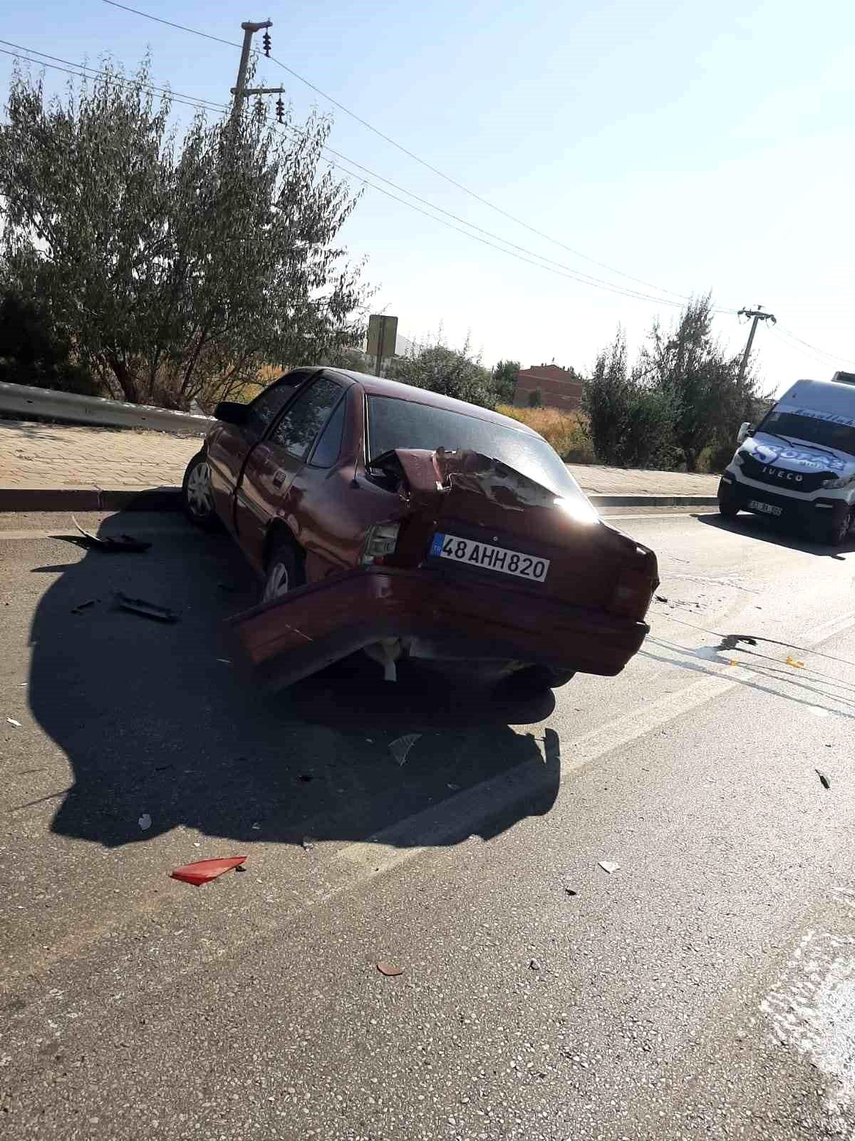 Afyonkarahisar'da Kamyonun Çarptığı Otomobil Yol Kenarında Park Halindeki Araçlara Çarptı