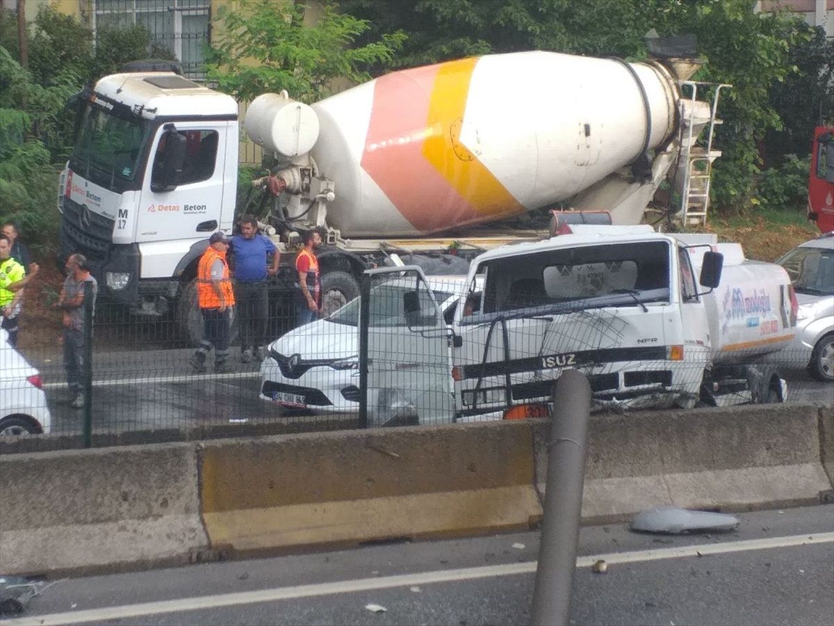 Kartal'da beton mikseri tankerle çarpıştı, bir kişi yaralandı