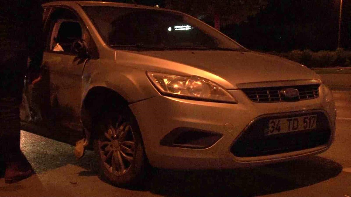 Kartal'da Motosiklet ve Otomobil Çarpıştı: 2 Kişi Yaralandı