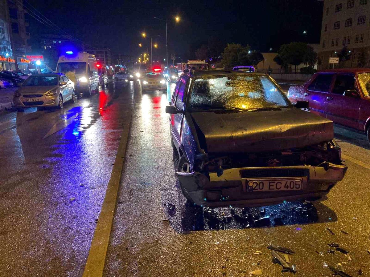 Burdur'da Yağış Nedeniyle Meydana Gelen Trafik Kazasında 3 Kişi Yaralandı