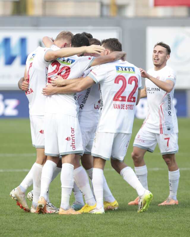 Kimse ne olduğunu anlayamadı! Antalyaspor, İstanbulspor'u 10 dakikada saf dışı bıraktı