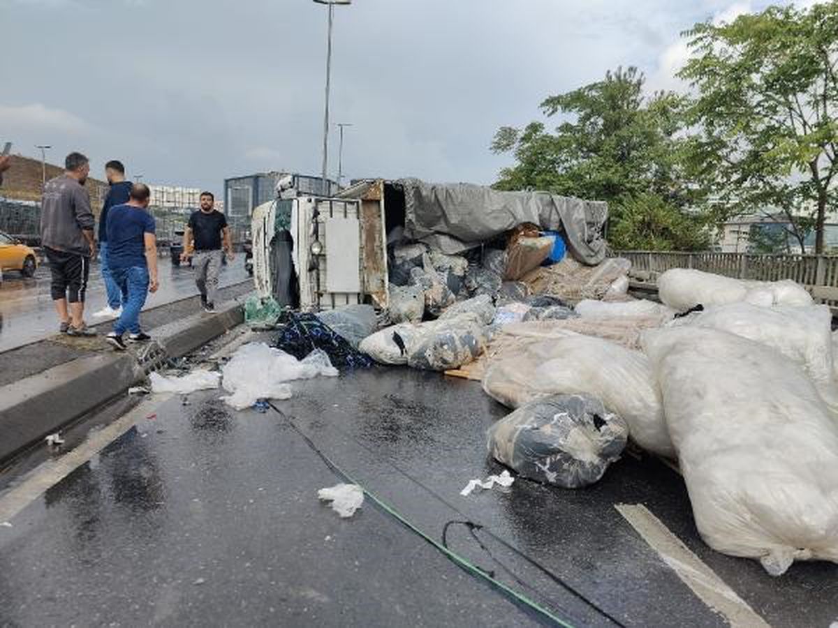 KÜÇÜKÇEKMECE'DE KAMYONET DEVRİLDİ, TRAFİK YOĞUNLUĞU YAŞANIYOR -1