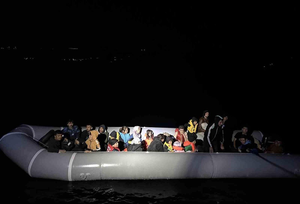 Çanakkale'de 27 kaçak göçmen kurtarıldı