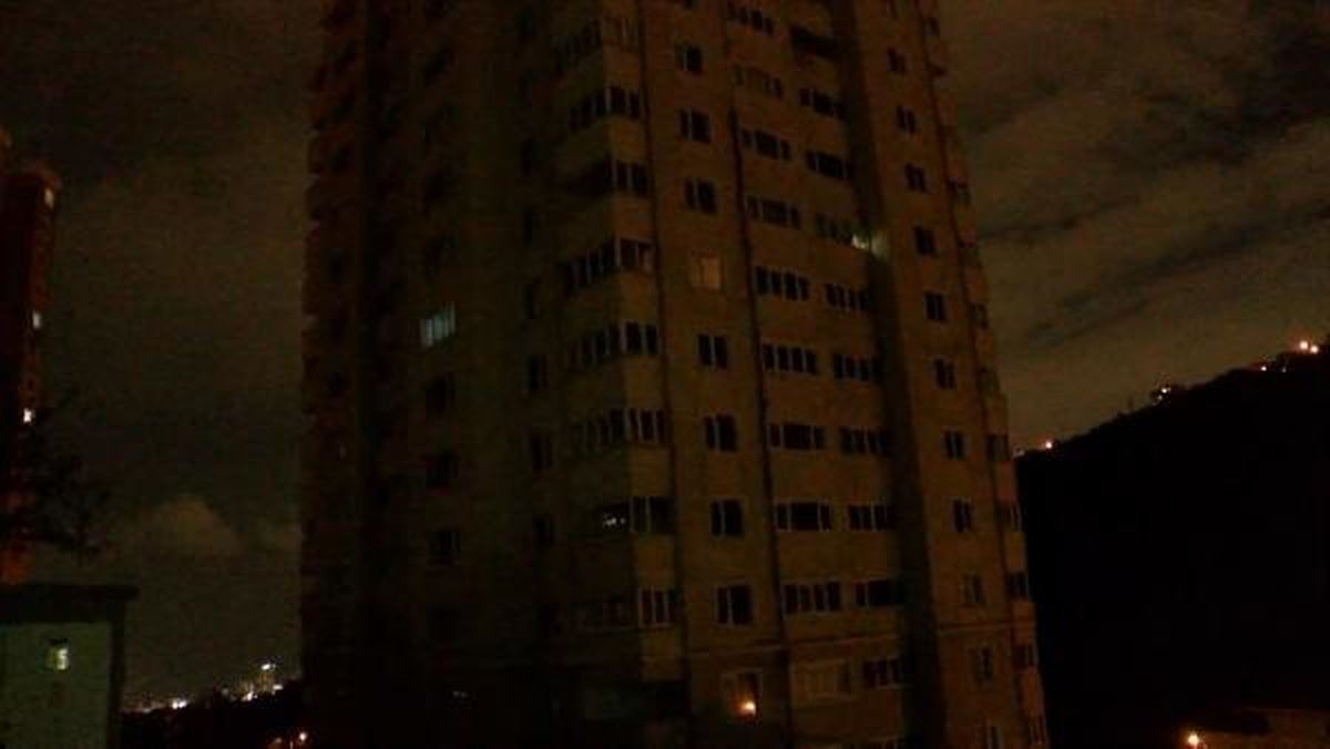 Maltepe'deki Depreme Dayanıksız Sitede Elektrik Kesildi, Site Sakinleri İsyan Etti