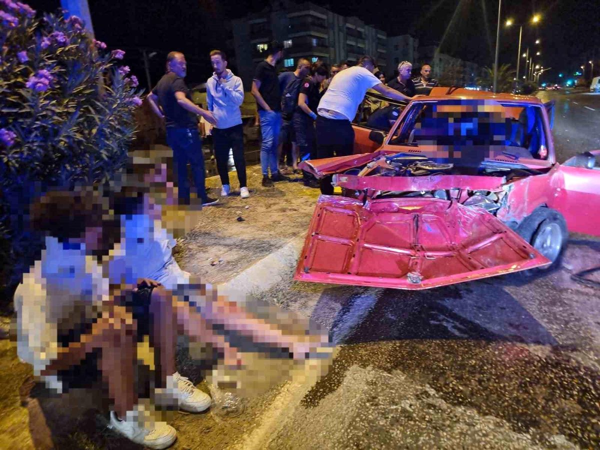 Muğla'da Otomobilin Tıra ve Kamyonete Çarpması Sonucu 3 Kişi Yaralandı
