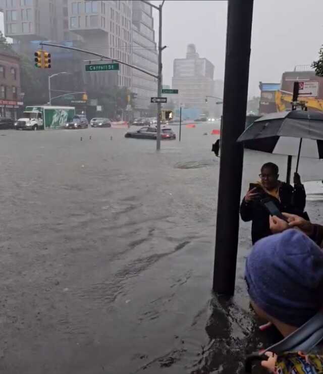 New York sele teslim! Caddeler göle döndü, metro istasyonları su bastı