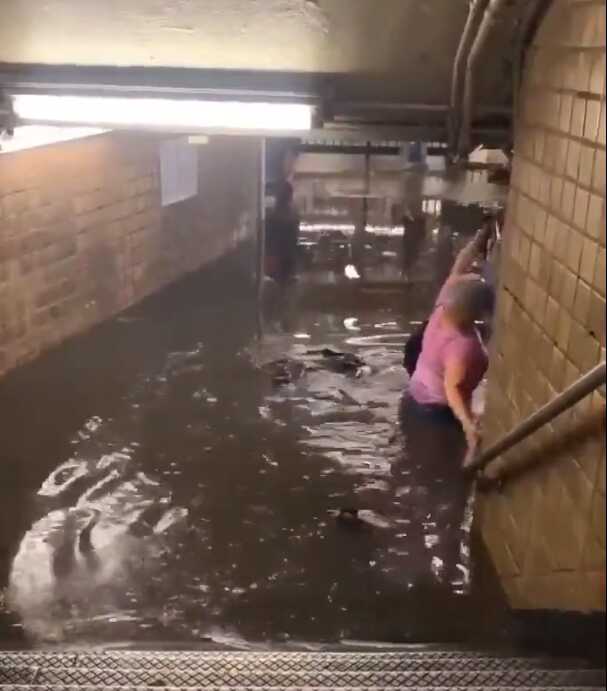 New York sele teslim! Caddeler göle döndü, metro istasyonları su bastı