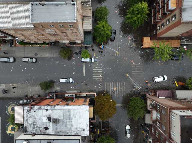 New York sele teslim! Caddeler göle döndü, metro istasyonları su bastı