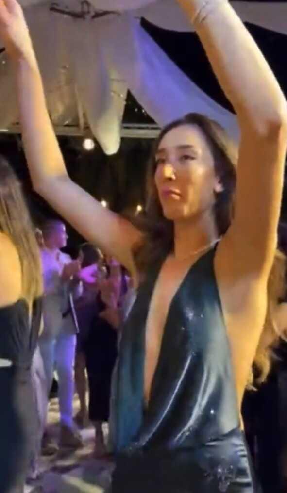 Sen ne yaptın Hande! Milli voleybolcunun düğünde giydiği elbisenin önü ayrı arkası ayrı olay Sen ne yaptın Hande! Milli voleybolcunun düğünde giydiği elbisenin önü ayrı arkası ayrı olay