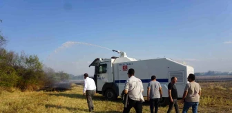 Edirne'de Rüzgarın Etkisiyle Geniş Alana Yayılan Anız Yangınına İtfaiye ve TOMA Müdahale Etti
