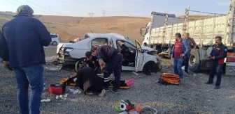 Ağrı'da Otomobil ile Kamyon Çarpıştı: 2 Ölü, 3 Yaralı