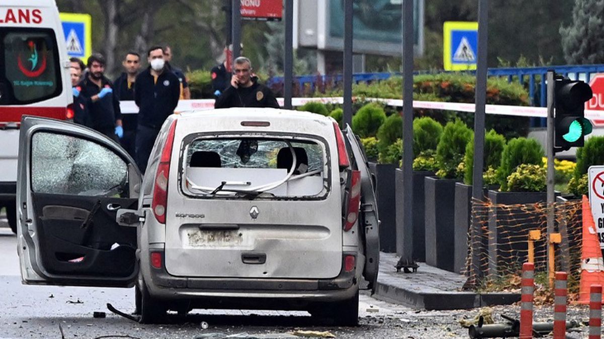 Bombalı saldırı girişiminde bulunulan İçişleri Bakanlığı önünden ilk görüntüler! İşte teröristlerin kullandığı araç