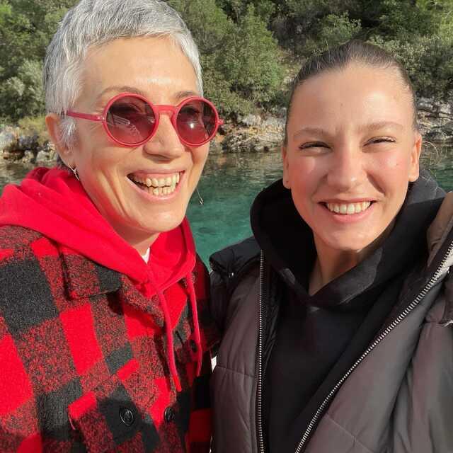 Cansu Tosun, babasının Serenay Sarıkaya'nın annesi ile yaşadığı yasak aşkla ilgili sorulara cevap vermedi Cansu Tosun, babasının Serenay Sarıkaya'nın annesi ile yaşadığı yasak aşkla ilgili sorulara cevap vermedi