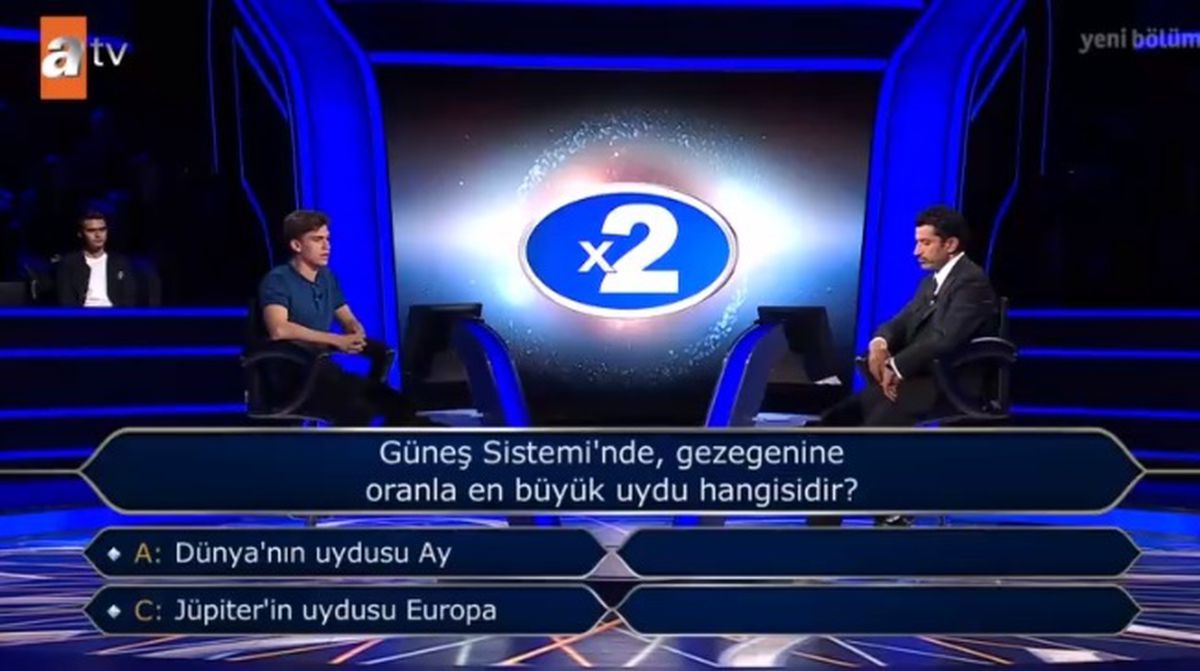 Güneş Sistemi'nde, gezegenine oranla en büyük uydu hangisidir?