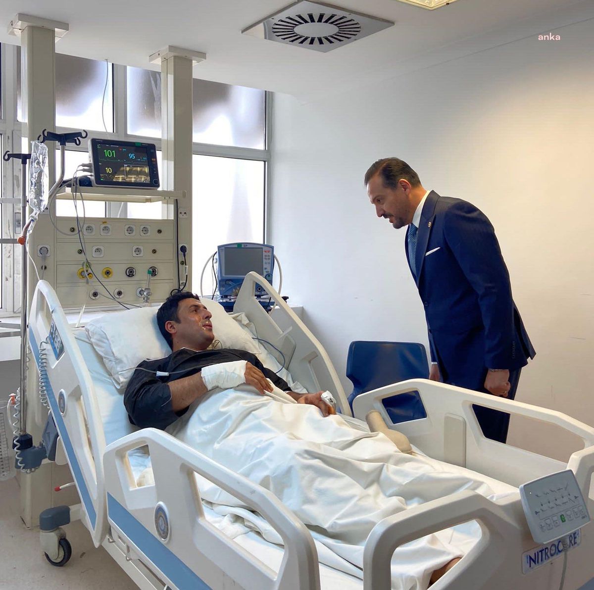 İYİ Parti Sözcüsü Kürşad Zorlu, Emniyet Genel Müdürlüğü önündeki saldırıda yaralanan polisleri ziyaret etti