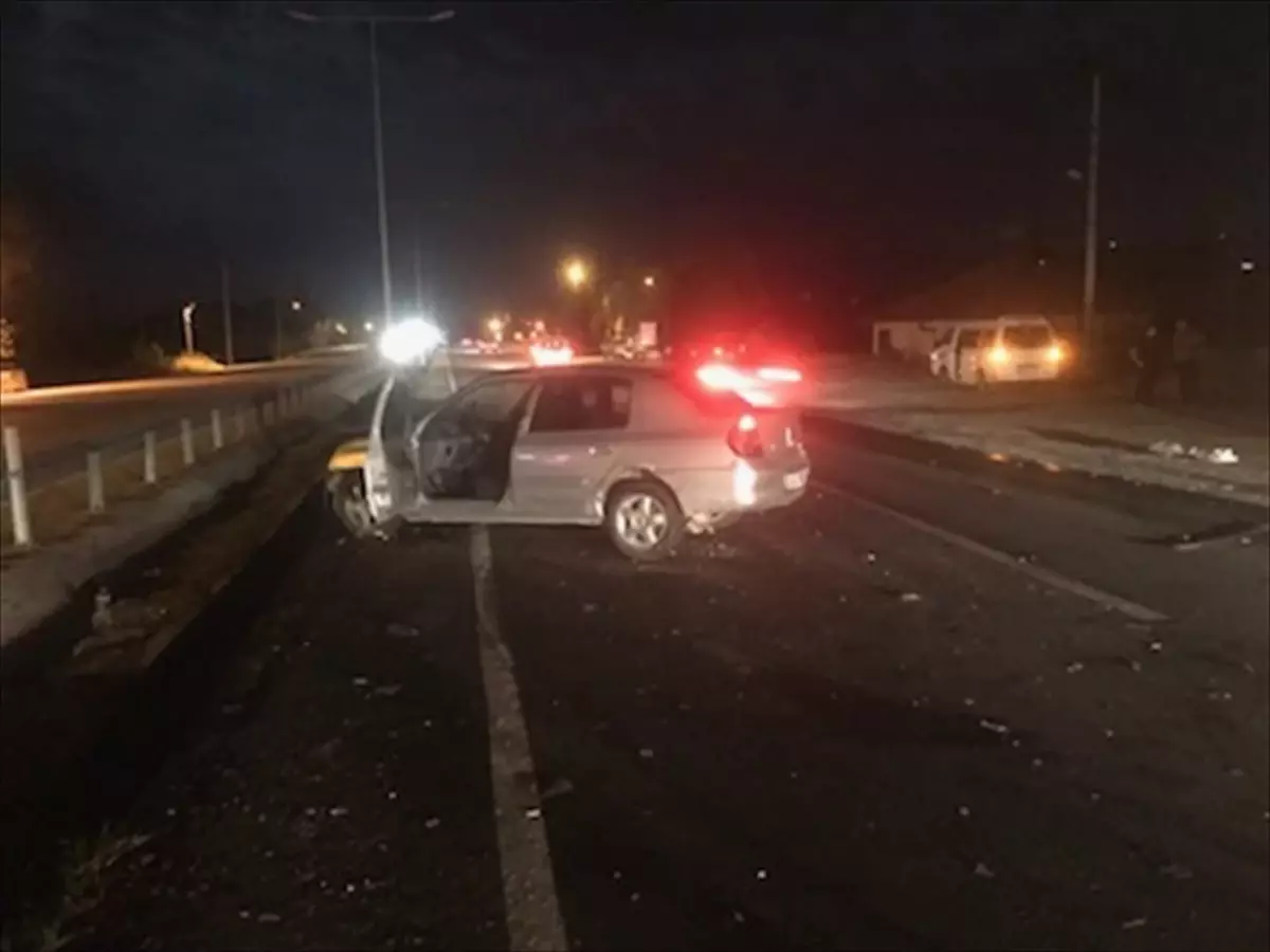 Manisa'da traktör ile otomobil çarpıştı: 4 yaralı