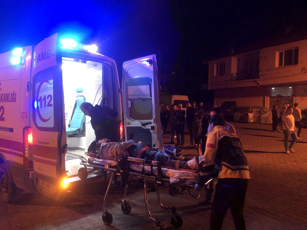 Manisa'da elektrikli bisiklet ile motosiklet çarpıştı: 3 yaralı
