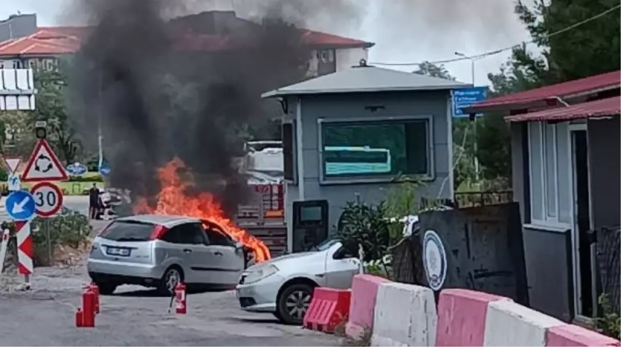 Muğla'da seyir halindeki otomobil alev aldı