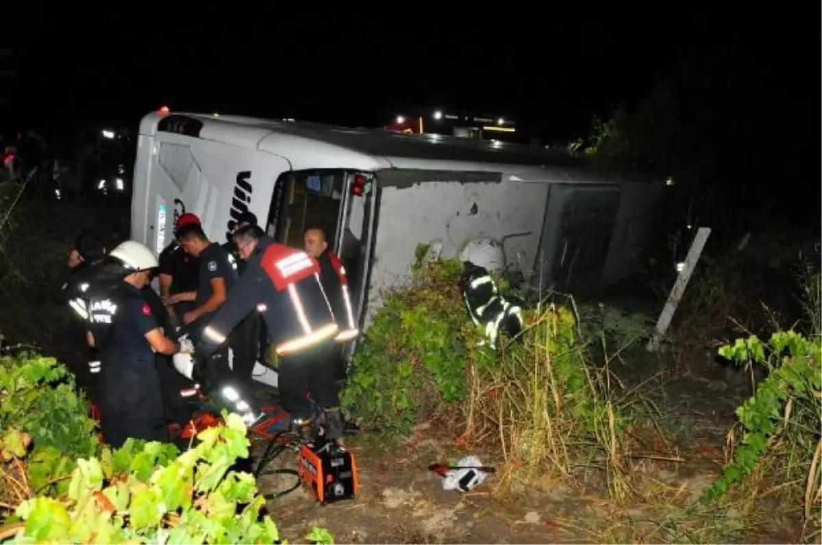 Manisa'da otobüs kaza yaptı: 15 yolcu yaralandı