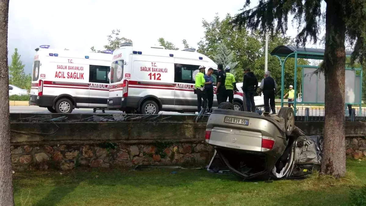 Tokat'ta park halindeki araca çarpan otomobil cami bahçesine uçtu, 11 kişi yaralandı