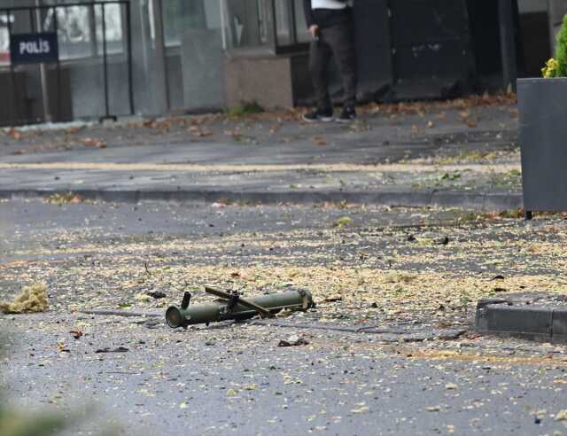 Son Dakika: İçişleri Bakanlığı: Ankara'daki bombalı saldırıyı gerçekleştiren teröristlerden birinin PKK terör örgütü üyesi olduğu belirlendi Son Dakika: İçişleri Bakanlığı: Ankara'daki bombalı saldırıyı gerçekleştiren teröristlerden birinin PKK terör örgütü üyesi olduğu belirlendi